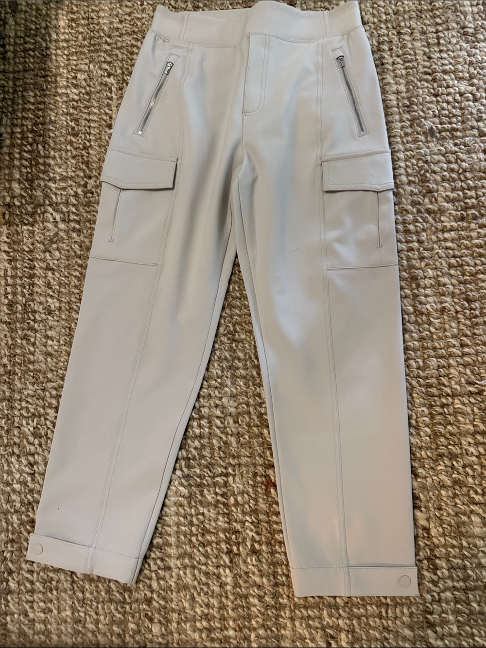 Women’s ATHLETA cream cargo pants. Size 8